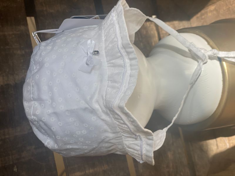 Babylue med brem og pynt - Hvit