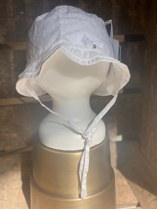 Babylue med brem og pynt - Hvit